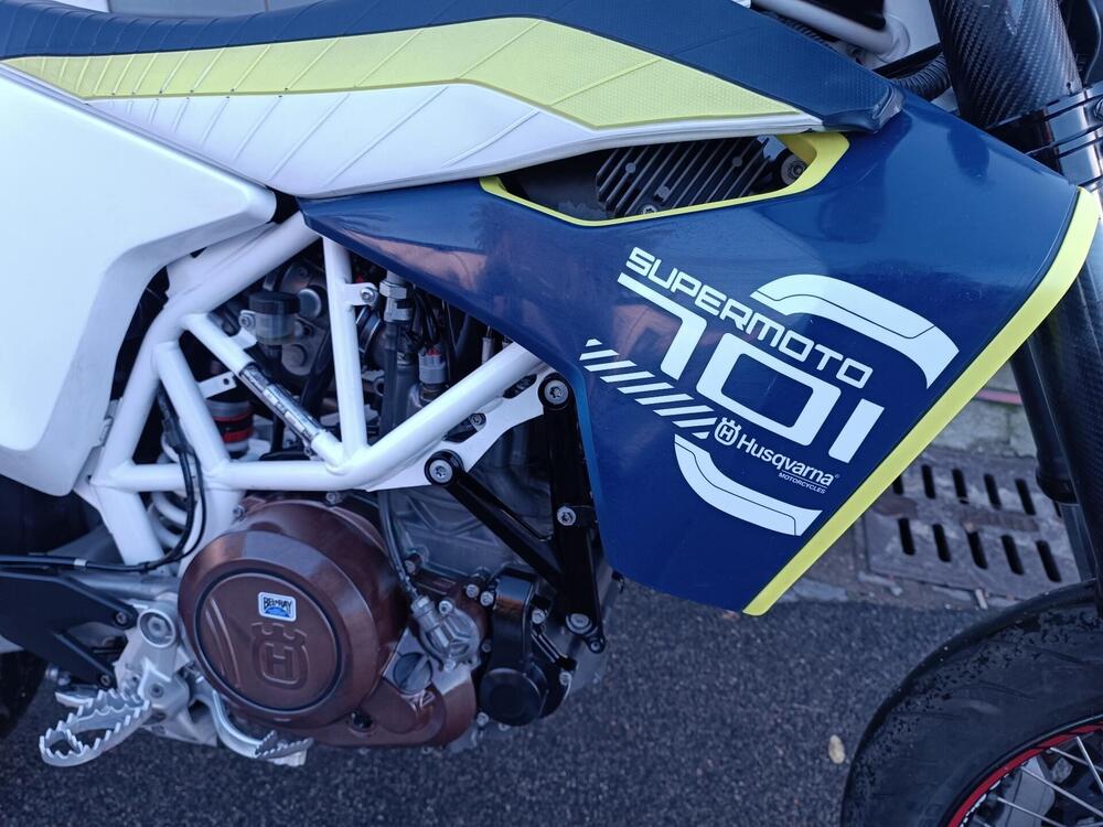 Husqvarna 701 Supermoto (2016) (3)