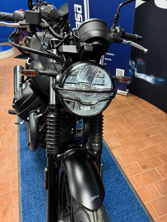 Moto Guzzi V7 Stone (2021 - 24) (3)