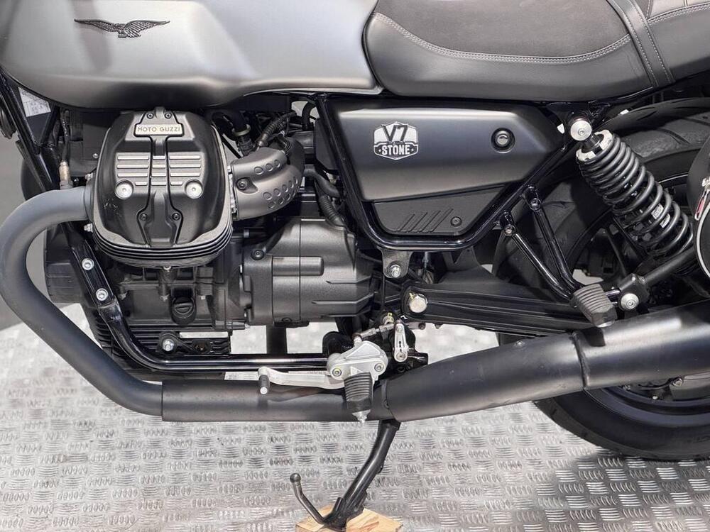 Moto Guzzi V7 Stone (2021 - 24) (4)