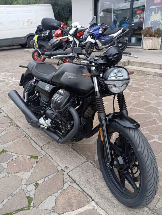 Moto Guzzi V7 Stone (2021 - 25) (2)