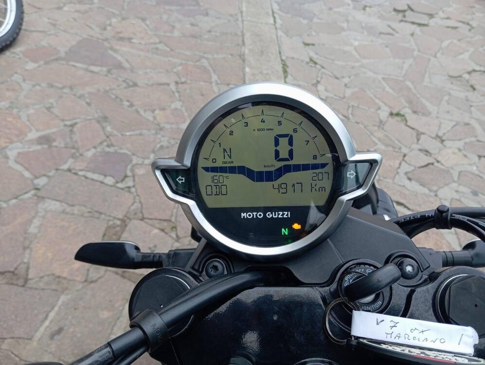 Moto Guzzi V7 Stone (2021 - 25) (3)