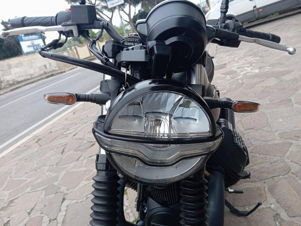 Moto Guzzi V7 Stone (2021 - 25) (4)