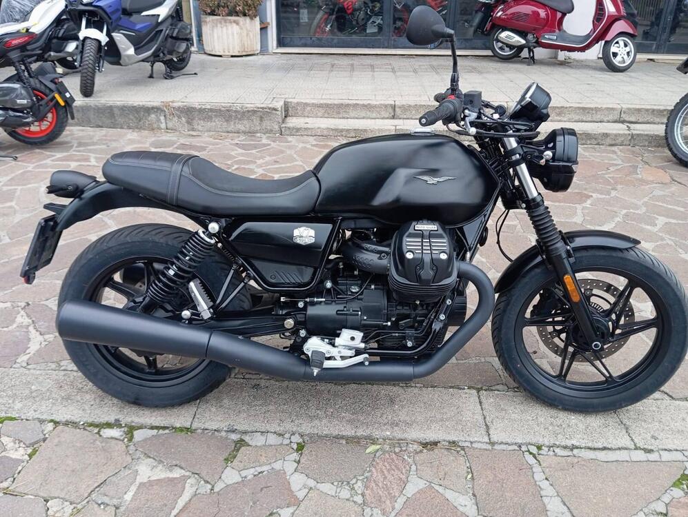 Moto Guzzi V7 Stone (2021 - 25)