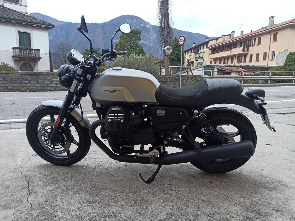 Moto Guzzi V7 Stone (2021 - 24) (2)