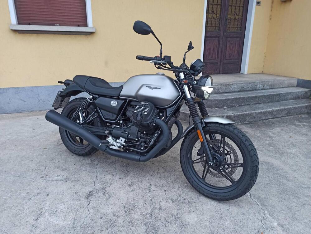 Moto Guzzi V7 Stone (2021 - 24) (3)