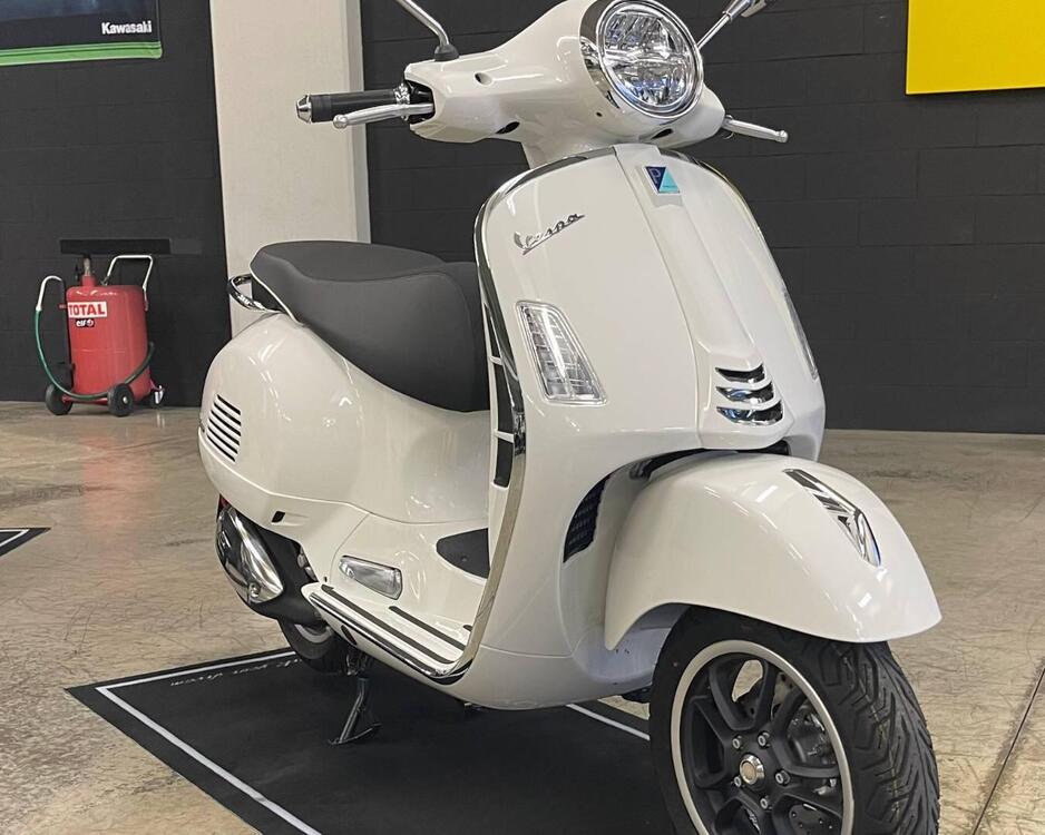 Vespa GTS 300 Super (2023 - 24) (2)