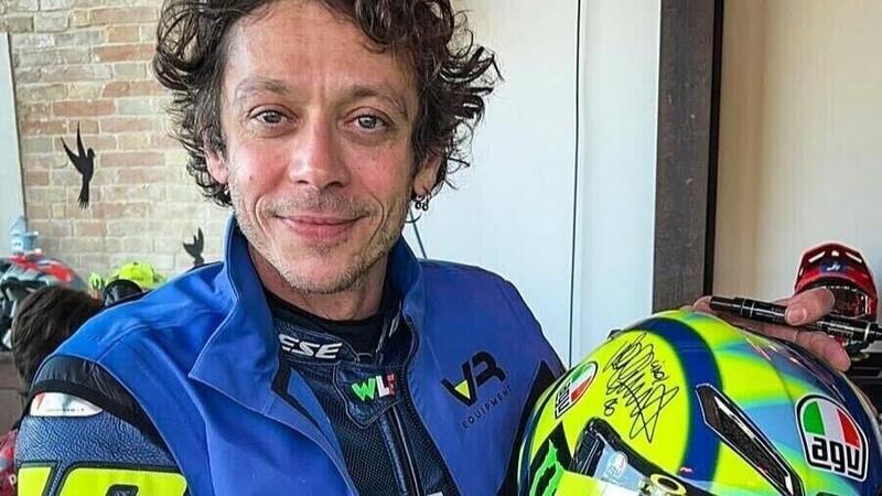 MotoGP 2024. Un casco di Valentino Rossi all&#039;asta per aiutare Valencia (intanto il circuito sta per riaprire)