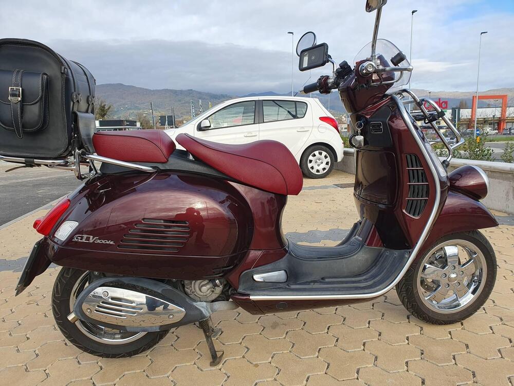 Vespa GTV 300 Vie della Moda (2011 - 14) (2)