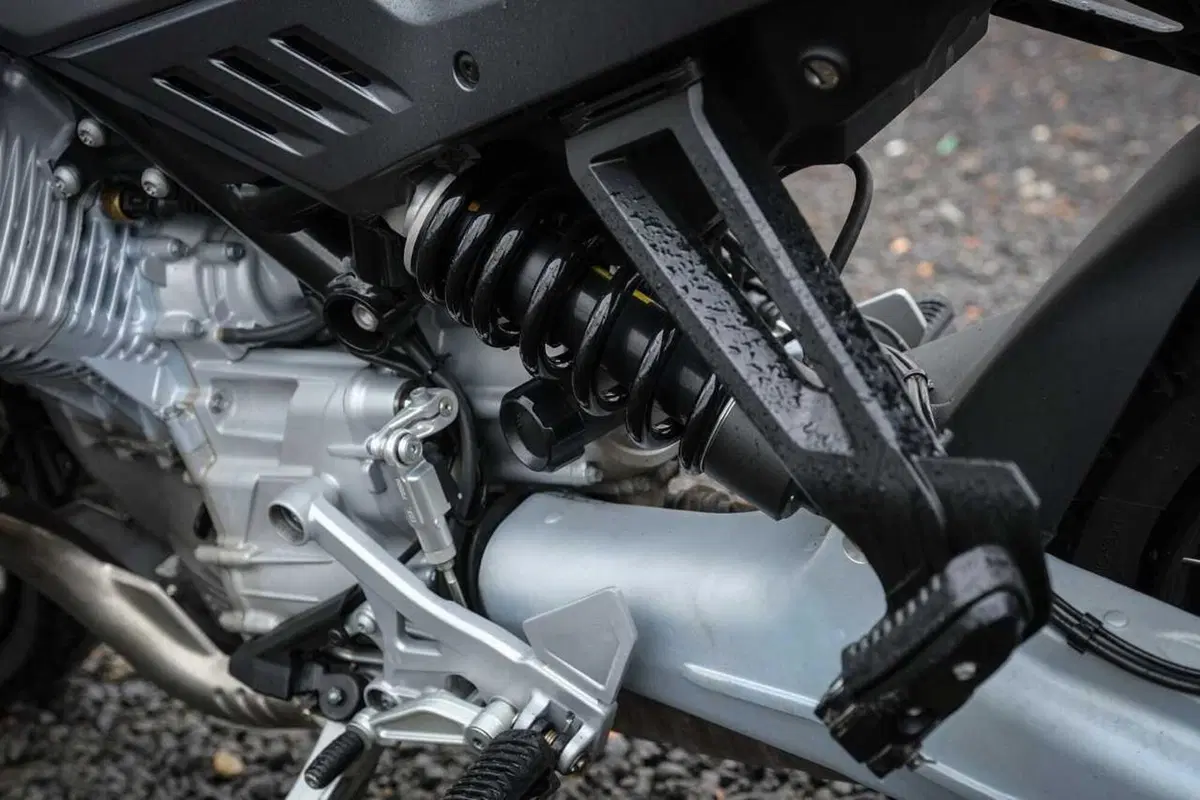Stelvio o V85 Strada? Confronto agli antipodi in casa Moto Guzzi [VIDEO]