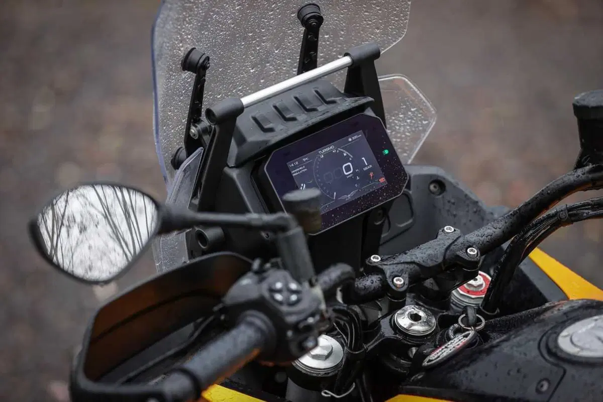 Stelvio o V85 Strada? Confronto agli antipodi in casa Moto Guzzi [VIDEO] (8)