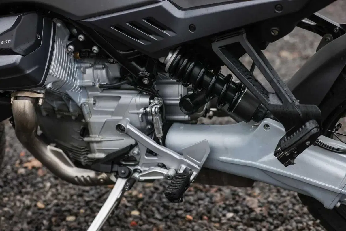 Stelvio o V85 Strada? Confronto agli antipodi in casa Moto Guzzi [VIDEO] (10)