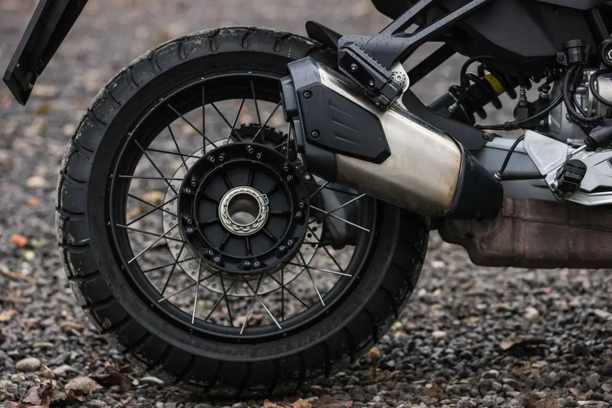 Stelvio o V85 Strada? Confronto agli antipodi in casa Moto Guzzi [VIDEO] (12)