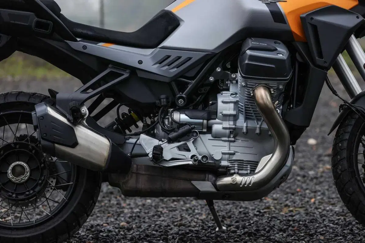 Stelvio o V85 Strada? Confronto agli antipodi in casa Moto Guzzi [VIDEO] (18)