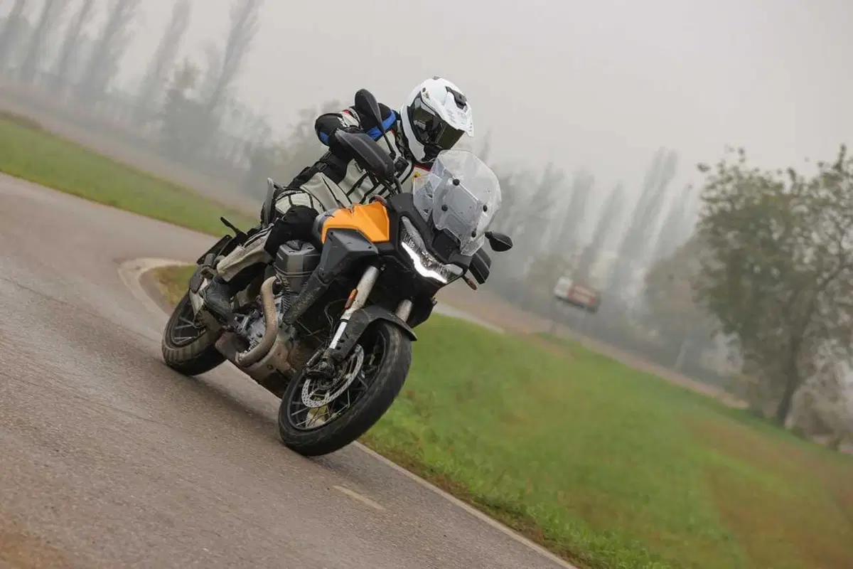 Stelvio o V85 Strada? Confronto agli antipodi in casa Moto Guzzi [VIDEO] (24)