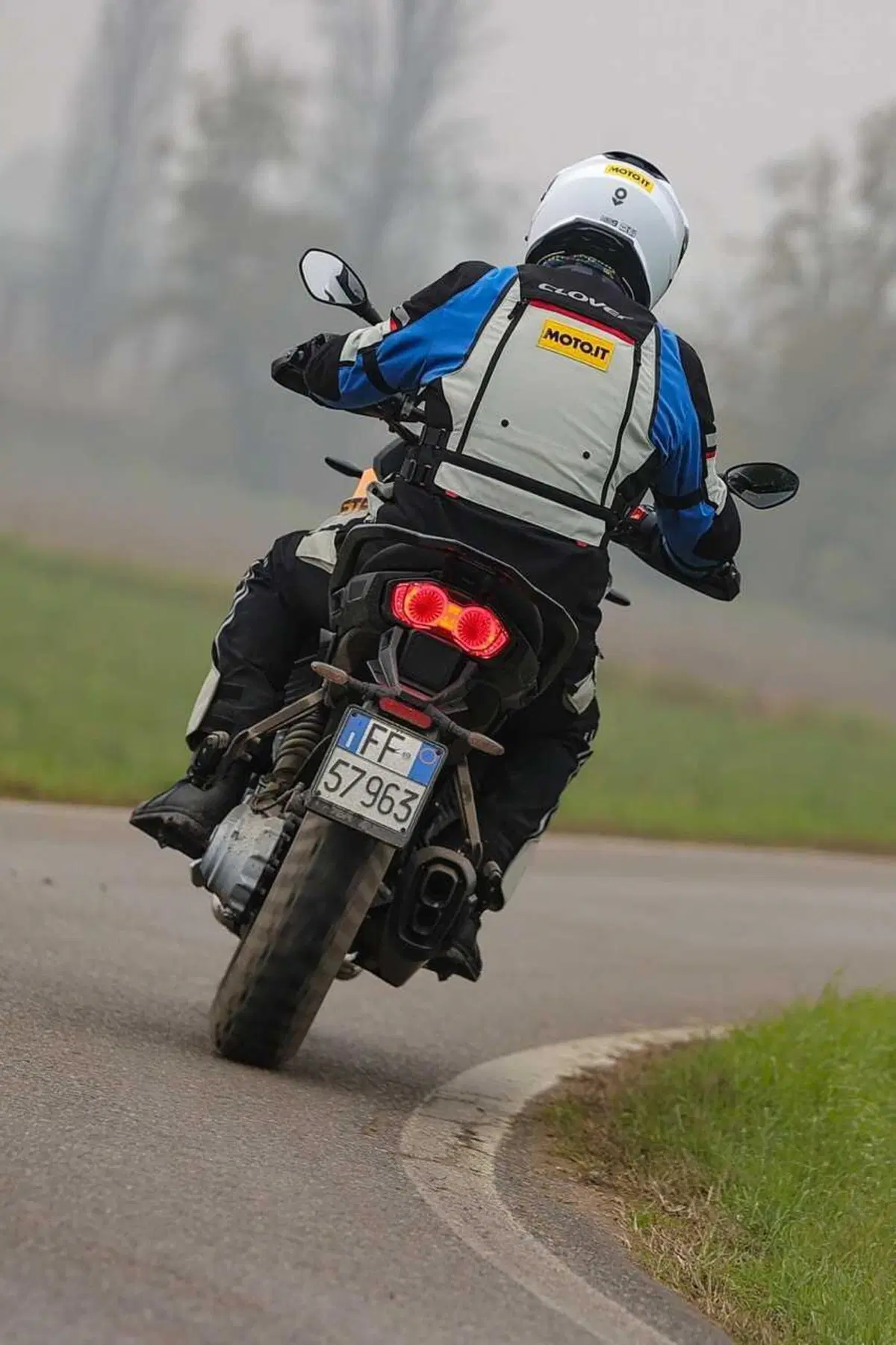 Stelvio o V85 Strada? Confronto agli antipodi in casa Moto Guzzi [VIDEO] (25)