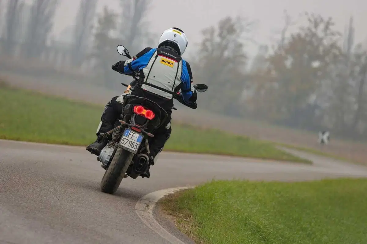 Stelvio o V85 Strada? Confronto agli antipodi in casa Moto Guzzi [VIDEO] (26)