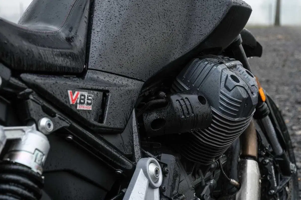 Stelvio o V85 Strada? Confronto agli antipodi in casa Moto Guzzi [VIDEO]