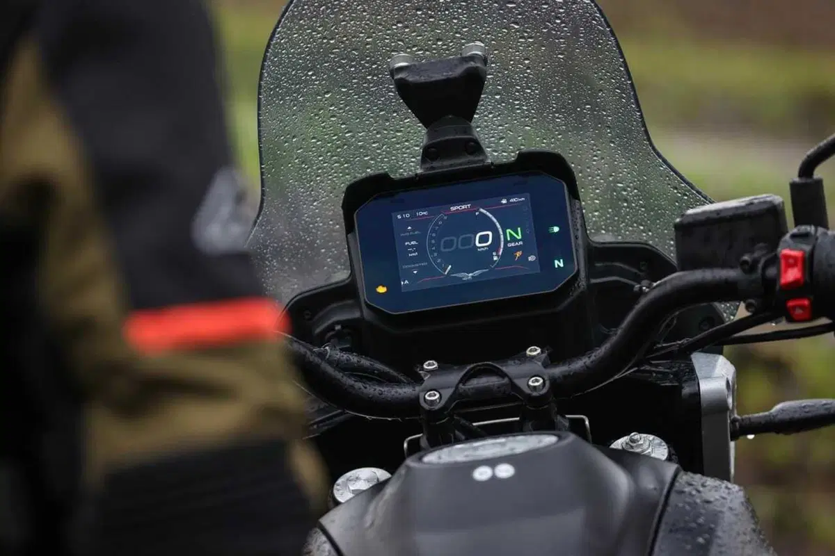 Stelvio o V85 Strada? Confronto agli antipodi in casa Moto Guzzi [VIDEO] (5)