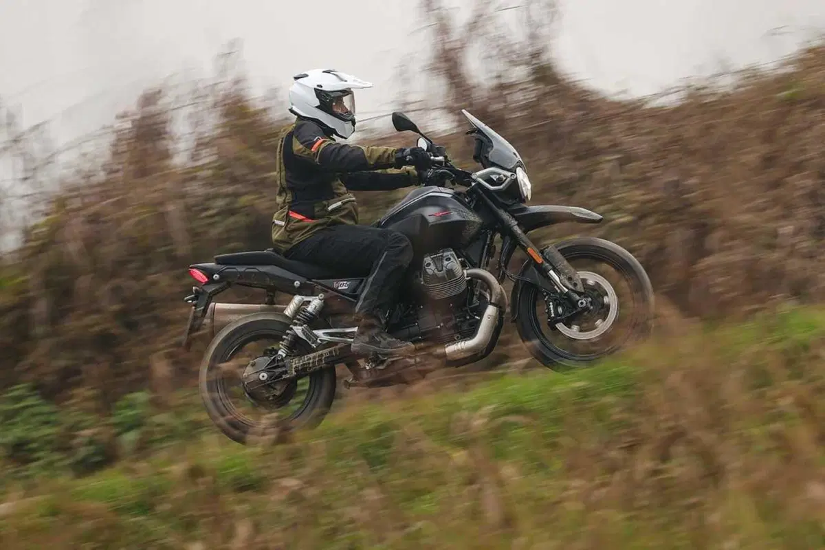 Stelvio o V85 Strada? Confronto agli antipodi in casa Moto Guzzi [VIDEO] (15)