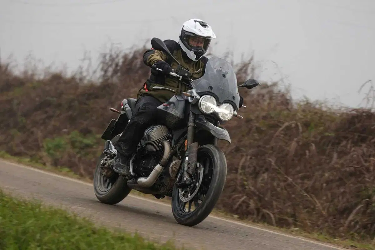 Stelvio o V85 Strada? Confronto agli antipodi in casa Moto Guzzi [VIDEO] (16)
