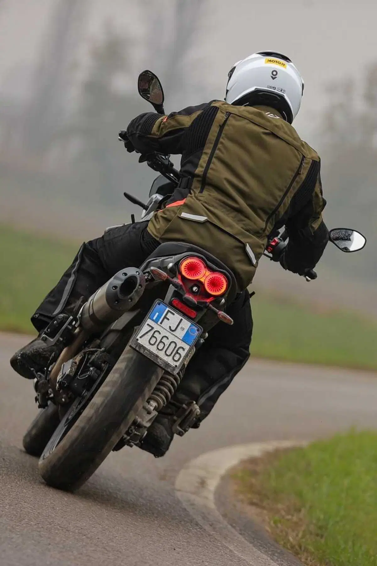 Stelvio o V85 Strada? Confronto agli antipodi in casa Moto Guzzi [VIDEO] (17)
