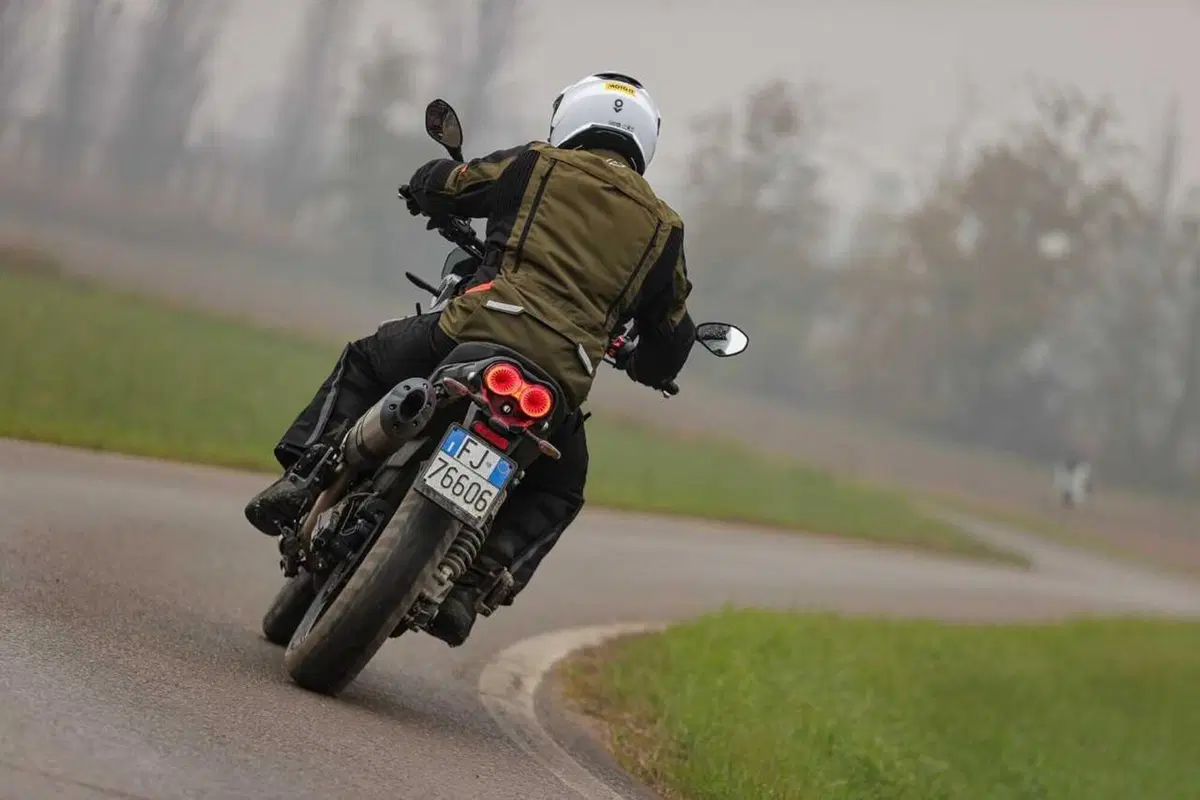 Stelvio o V85 Strada? Confronto agli antipodi in casa Moto Guzzi [VIDEO] (18)