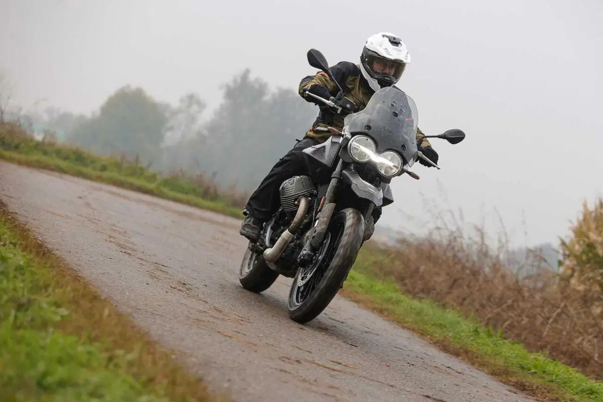 Stelvio o V85 Strada? Confronto agli antipodi in casa Moto Guzzi [VIDEO] (20)