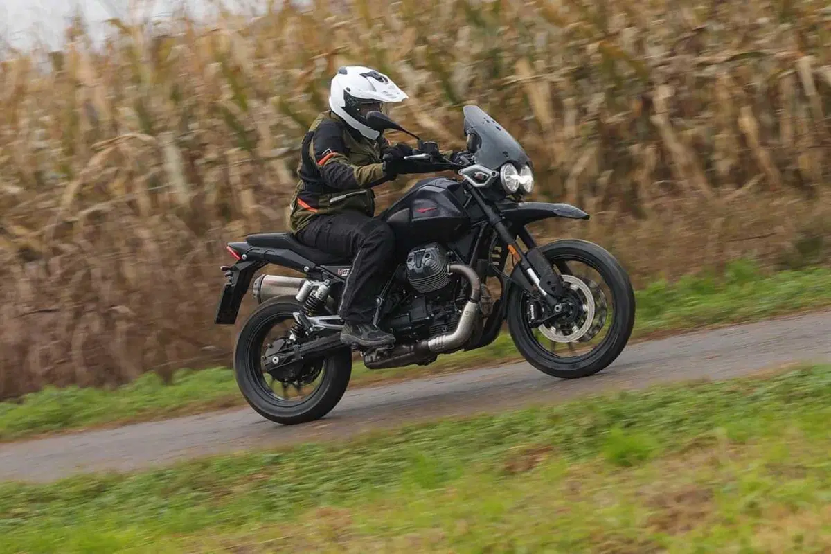Stelvio o V85 Strada? Confronto agli antipodi in casa Moto Guzzi [VIDEO] (22)