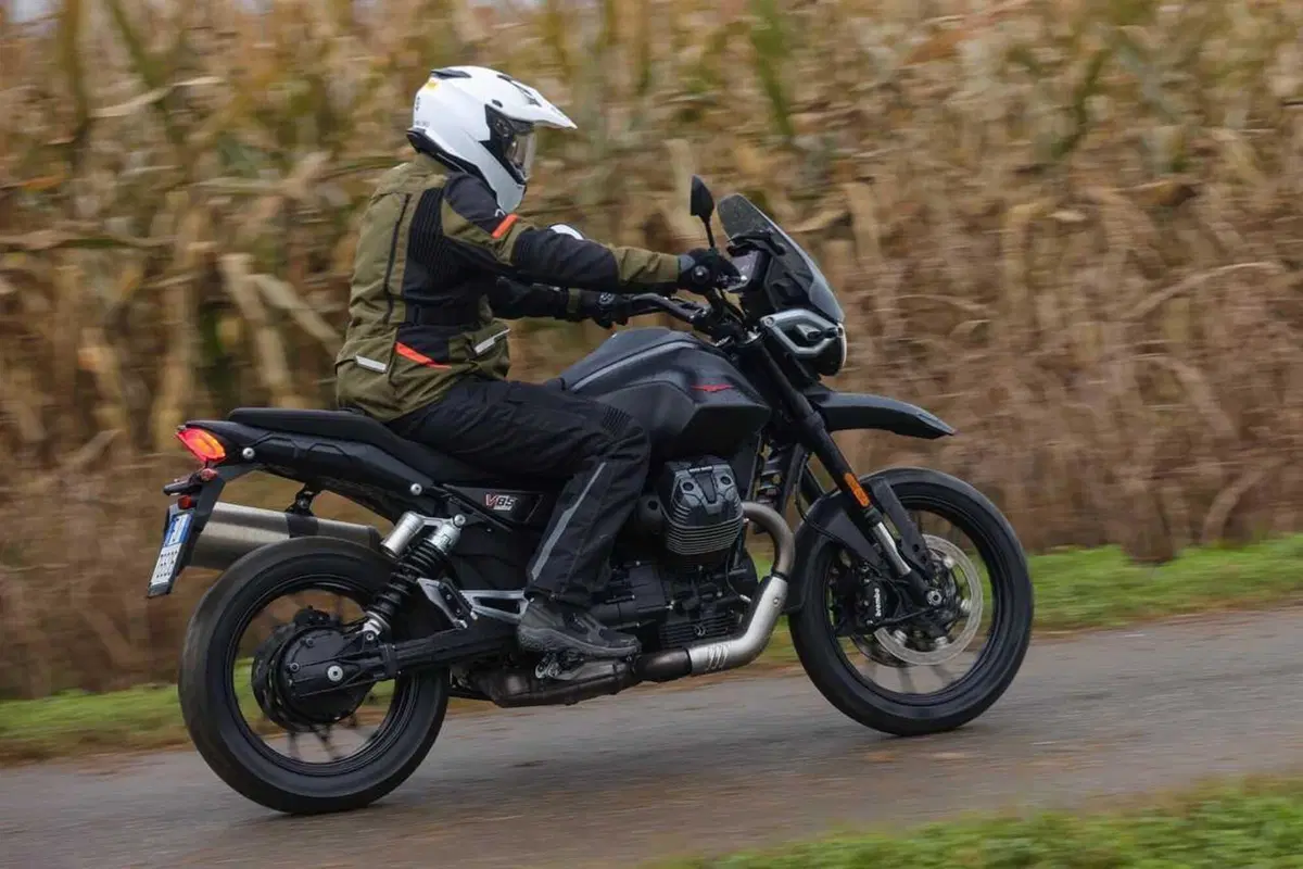 Stelvio o V85 Strada? Confronto agli antipodi in casa Moto Guzzi [VIDEO] (23)
