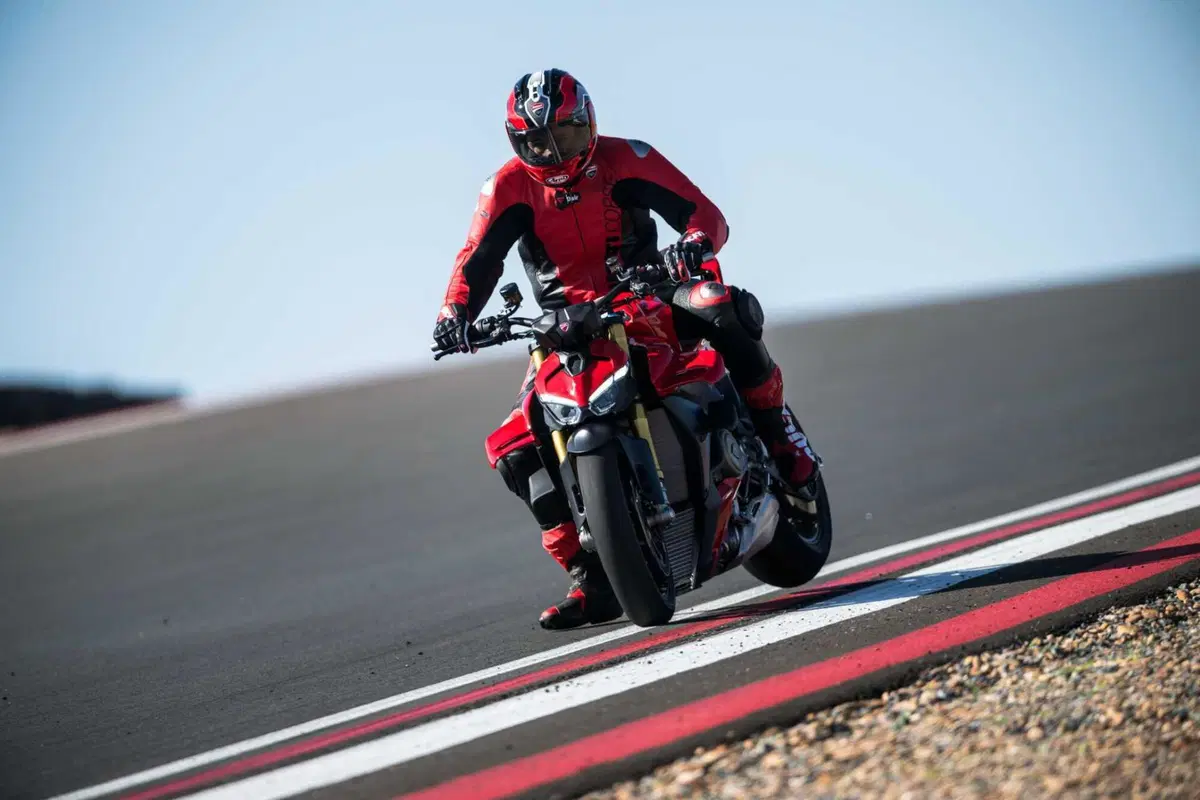Ducati Streetfighter V4 e V4S 2025. 214 cv per 189 kg: adesso ancora più tecnologica e performante [VIDEO]