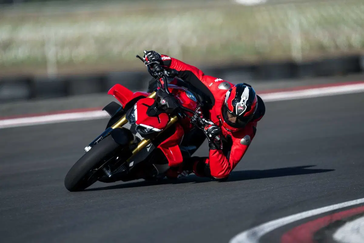 Ducati Streetfighter V4 e V4S 2025. 214 cv per 189 kg: adesso ancora più tecnologica e performante [VIDEO] (2)