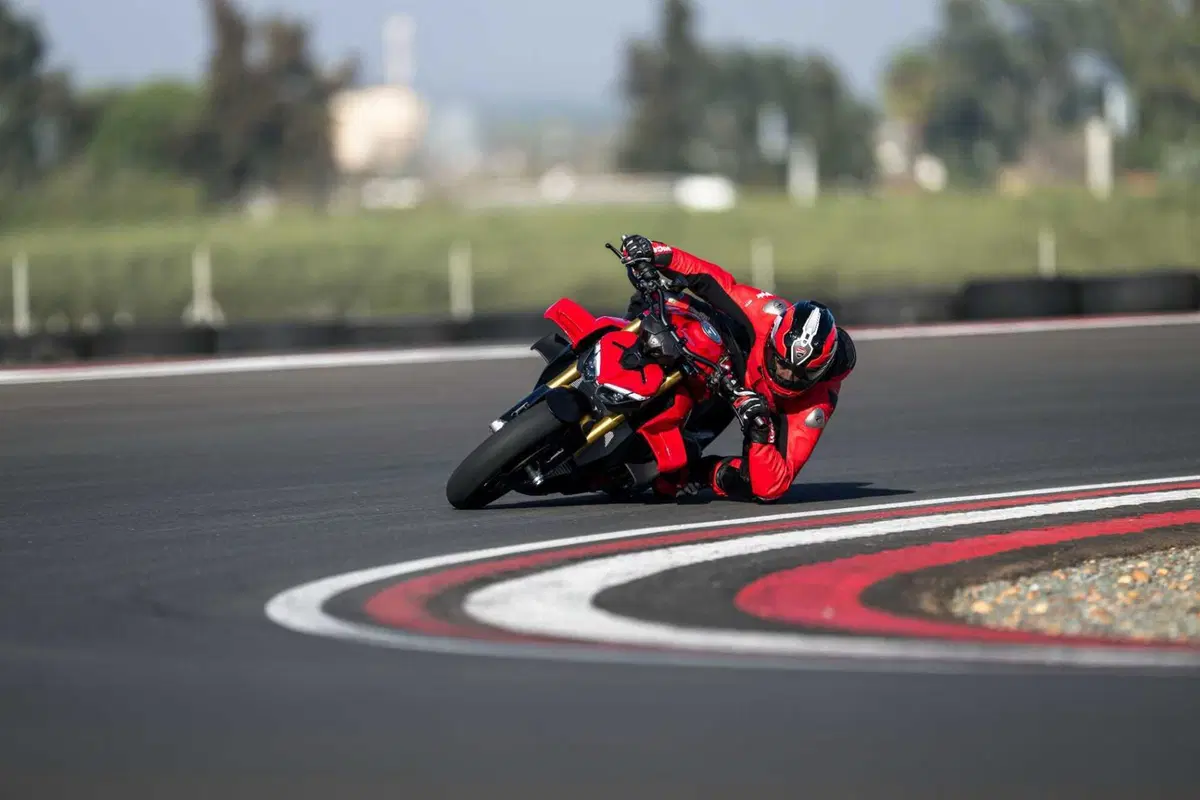 Ducati Streetfighter V4 e V4S 2025. 214 cv per 189 kg: adesso ancora più tecnologica e performante [VIDEO] (3)