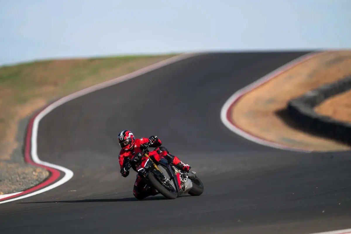 Ducati Streetfighter V4 e V4S 2025. 214 cv per 189 kg: adesso ancora più tecnologica e performante [VIDEO] (9)