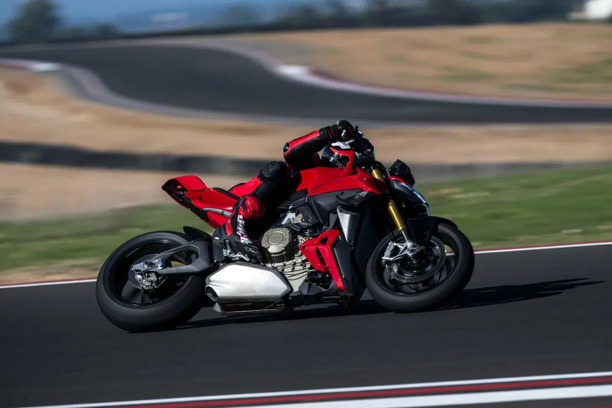 Ducati Streetfighter V4 e V4S 2025. 214 cv per 189 kg: adesso ancora più tecnologica e performante [VIDEO] (12)