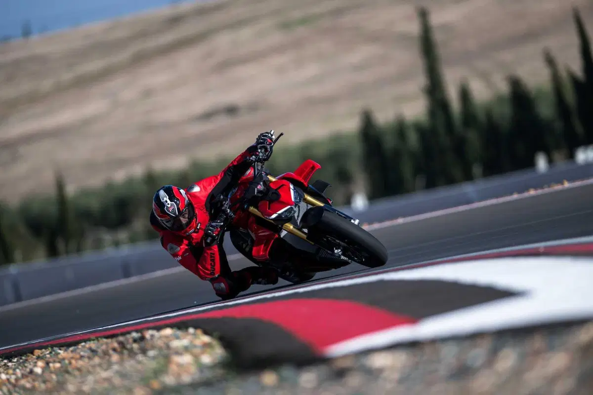 Ducati Streetfighter V4 e V4S 2025. 214 cv per 189 kg: adesso ancora più tecnologica e performante [VIDEO] (13)