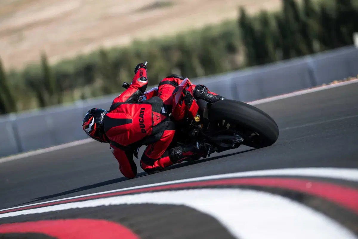 Ducati Streetfighter V4 e V4S 2025. 214 cv per 189 kg: adesso ancora più tecnologica e performante [VIDEO] (14)