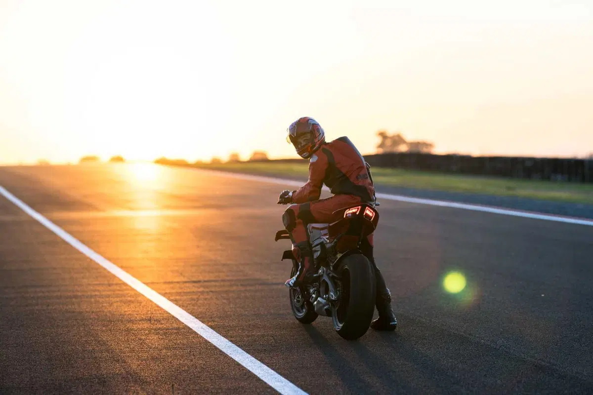 Ducati Streetfighter V4 e V4S 2025. 214 cv per 189 kg: adesso ancora più tecnologica e performante [VIDEO] (17)