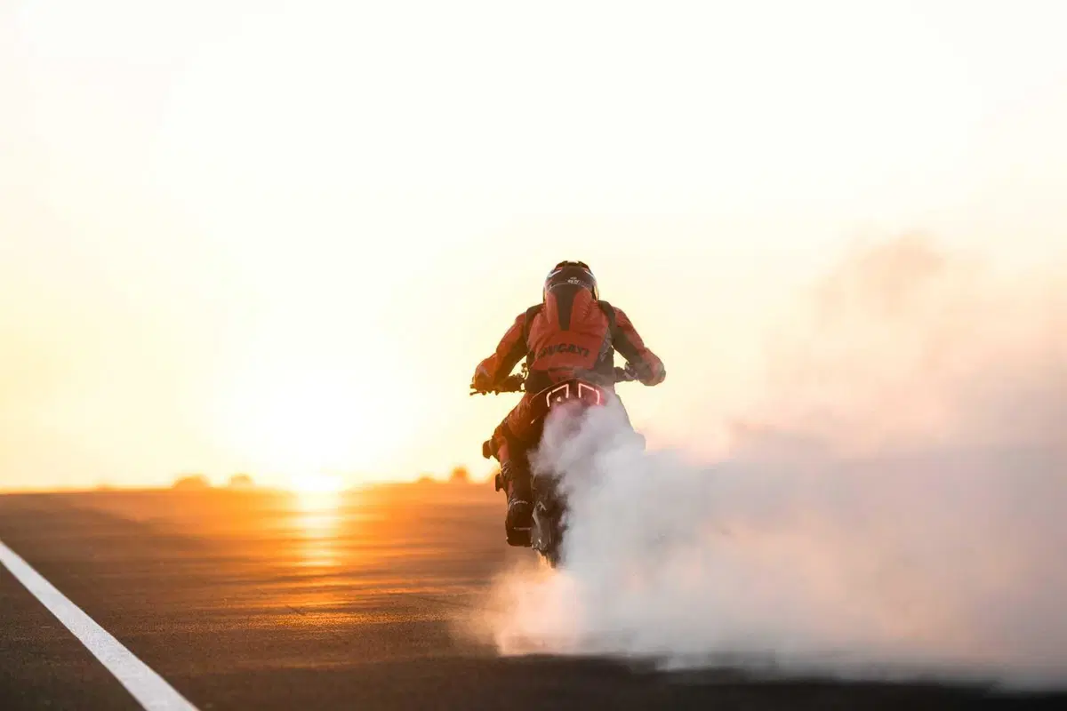 Ducati Streetfighter V4 e V4S 2025. 214 cv per 189 kg: adesso ancora più tecnologica e performante [VIDEO] (18)