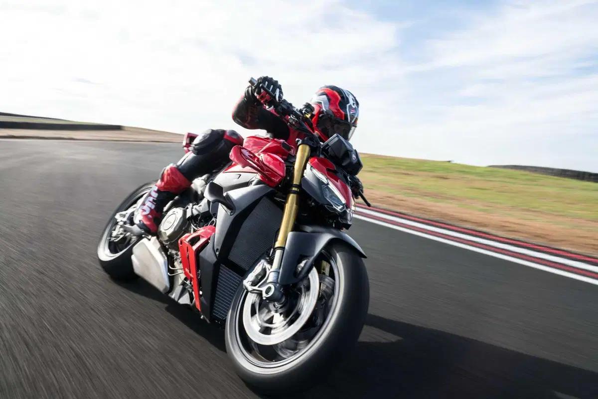 Ducati Streetfighter V4 e V4S 2025. 214 cv per 189 kg: adesso ancora più tecnologica e performante [VIDEO] (20)