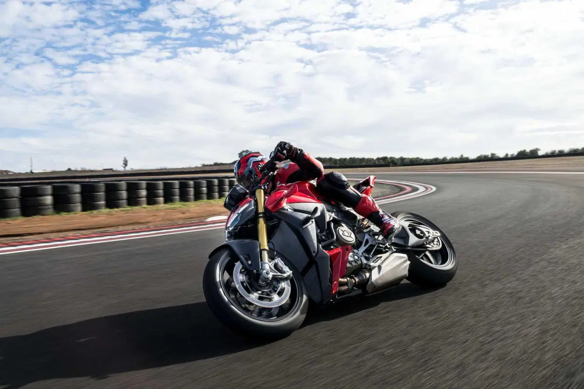 Ducati Streetfighter V4 e V4S 2025. 214 cv per 189 kg: adesso ancora più tecnologica e performante [VIDEO] (23)