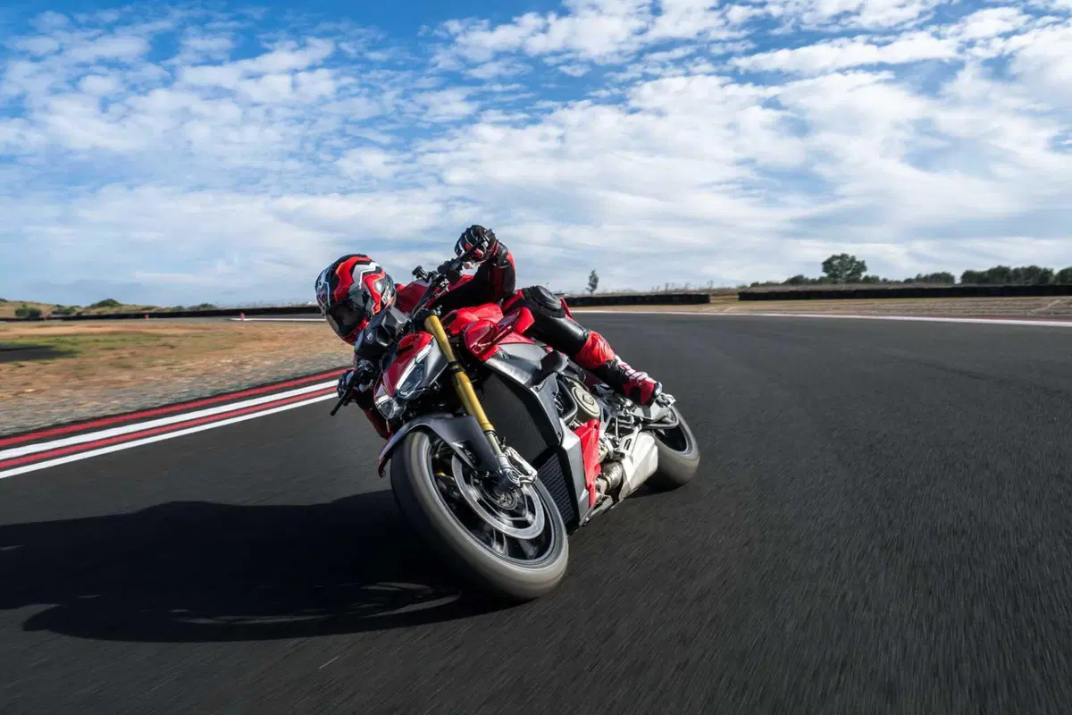 Ducati Streetfighter V4 e V4S 2025. 214 cv per 189 kg: adesso ancora più tecnologica e performante [VIDEO] (22)