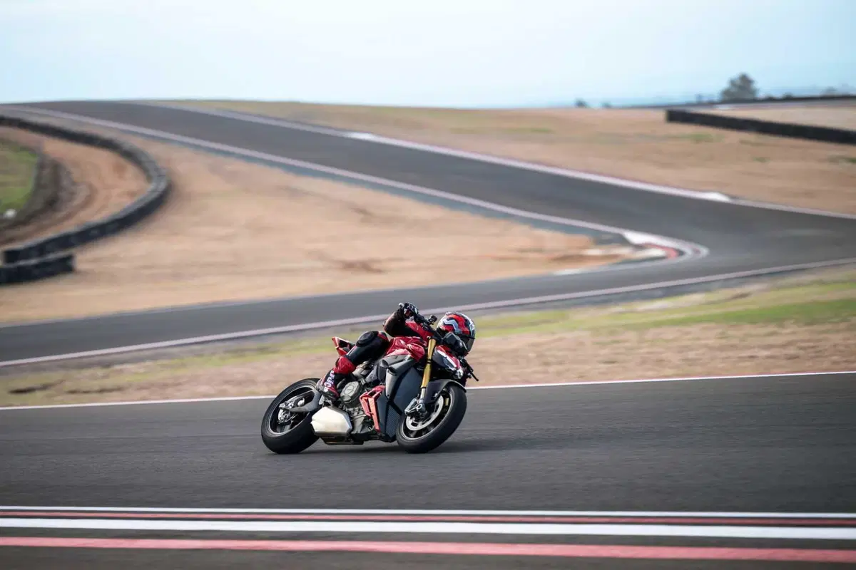 Ducati Streetfighter V4 e V4S 2025. 214 cv per 189 kg: adesso ancora più tecnologica e performante [VIDEO] (26)