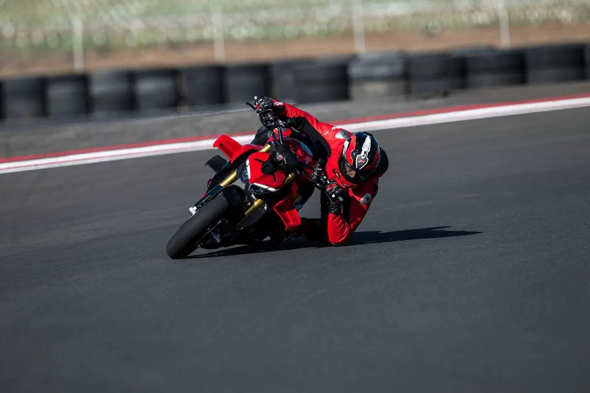 Ducati Streetfighter V4 e V4S 2025. 214 cv per 189 kg: adesso ancora più tecnologica e performante [VIDEO] (27)