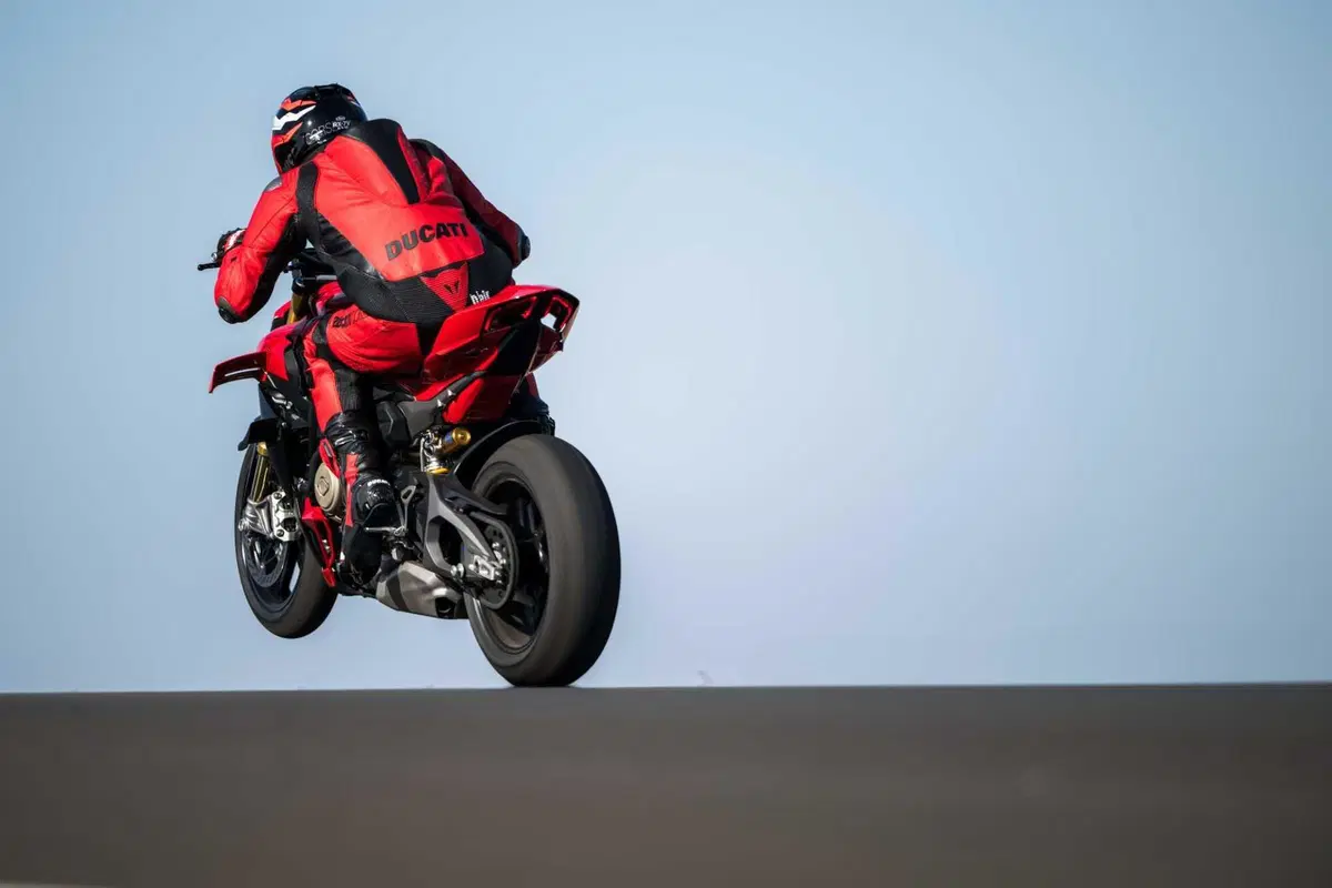 Ducati Streetfighter V4 e V4S 2025. 214 cv per 189 kg: adesso ancora più tecnologica e performante [VIDEO] (32)