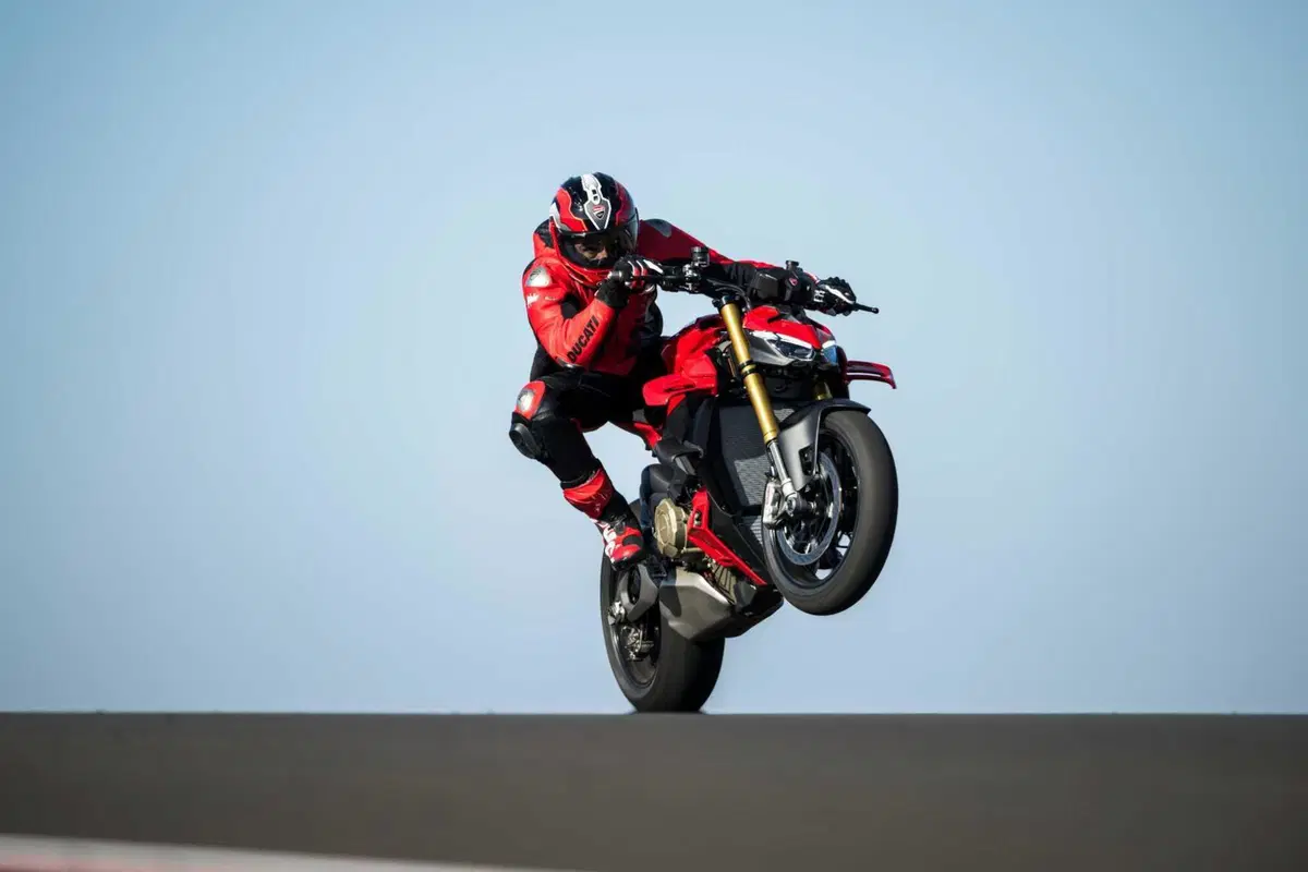 Ducati Streetfighter V4 e V4S 2025. 214 cv per 189 kg: adesso ancora più tecnologica e performante [VIDEO] (33)