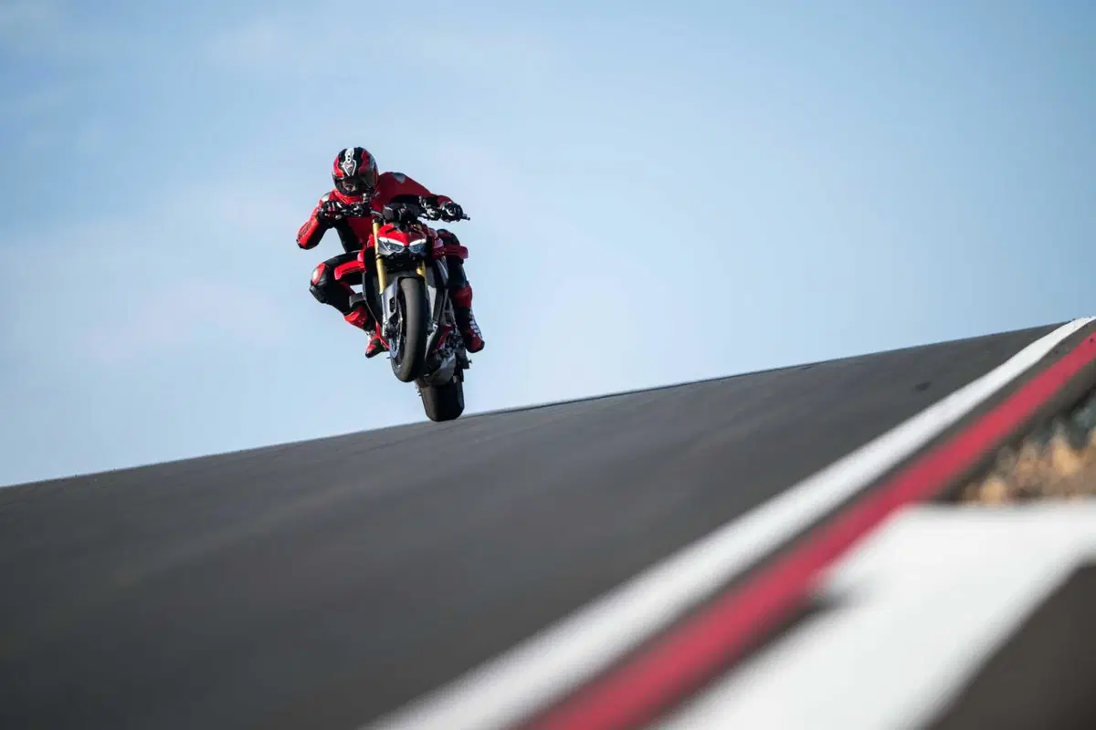 Ducati Streetfighter V4 e V4S 2025. 214 cv per 189 kg: adesso ancora più tecnologica e performante [VIDEO] (35)