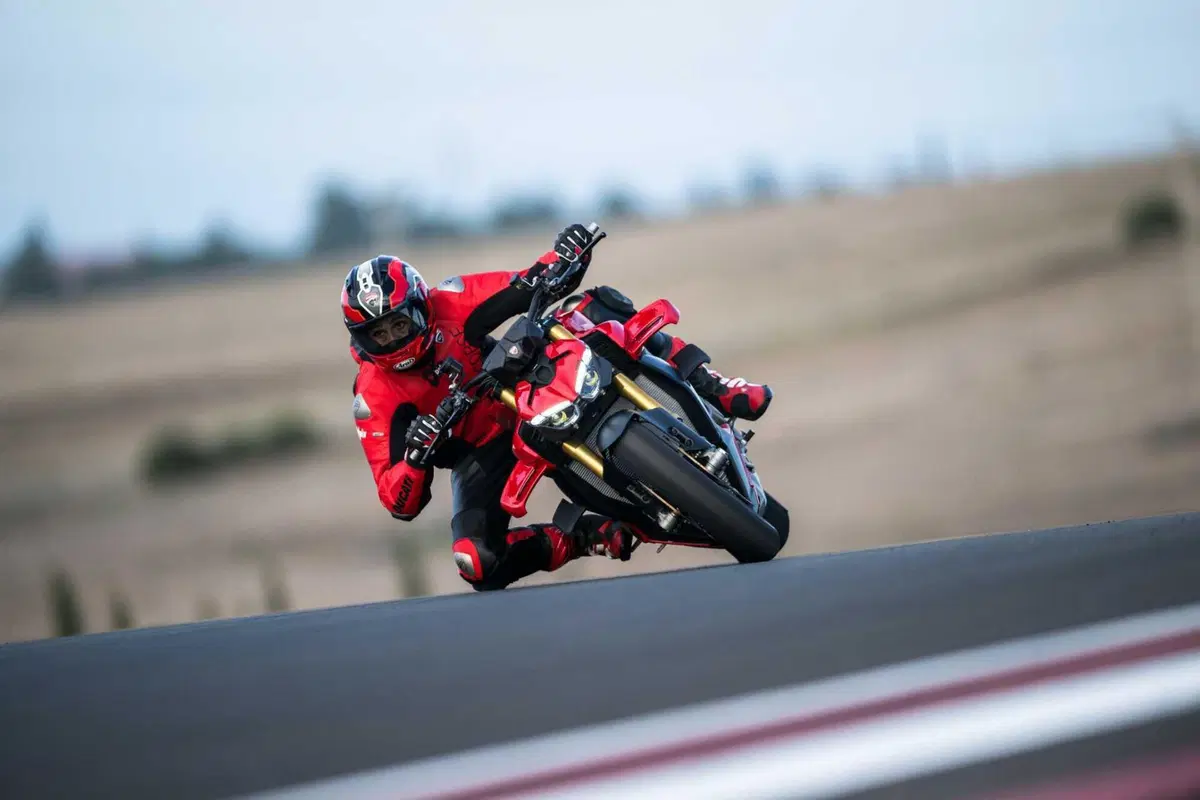 Ducati Streetfighter V4 e V4S 2025. 214 cv per 189 kg: adesso ancora più tecnologica e performante [VIDEO] (37)