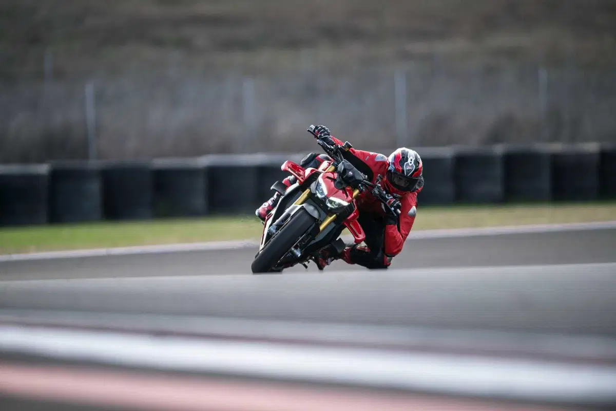 Ducati Streetfighter V4 e V4S 2025. 214 cv per 189 kg: adesso ancora più tecnologica e performante [VIDEO] (38)