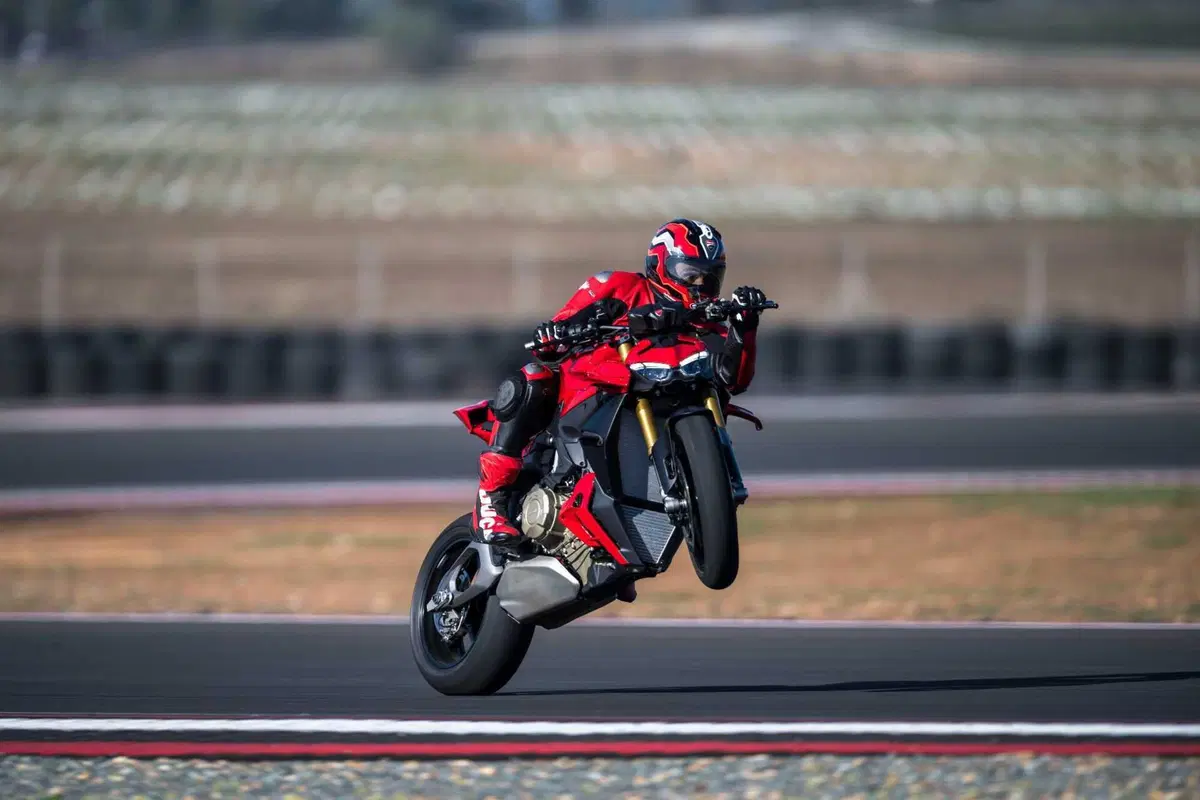 Ducati Streetfighter V4 e V4S 2025. 214 cv per 189 kg: adesso ancora più tecnologica e performante [VIDEO] (40)