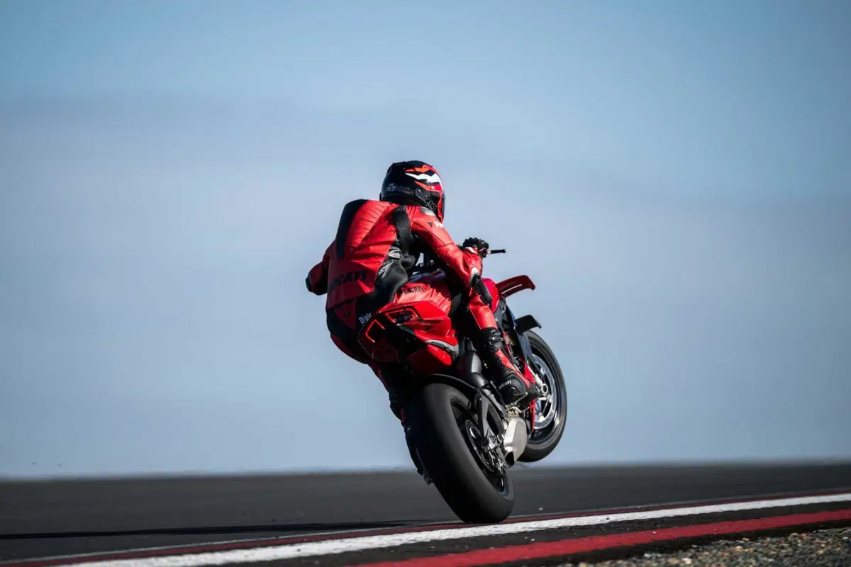 Ducati Streetfighter V4 e V4S 2025. 214 cv per 189 kg: adesso ancora più tecnologica e performante [VIDEO] (41)